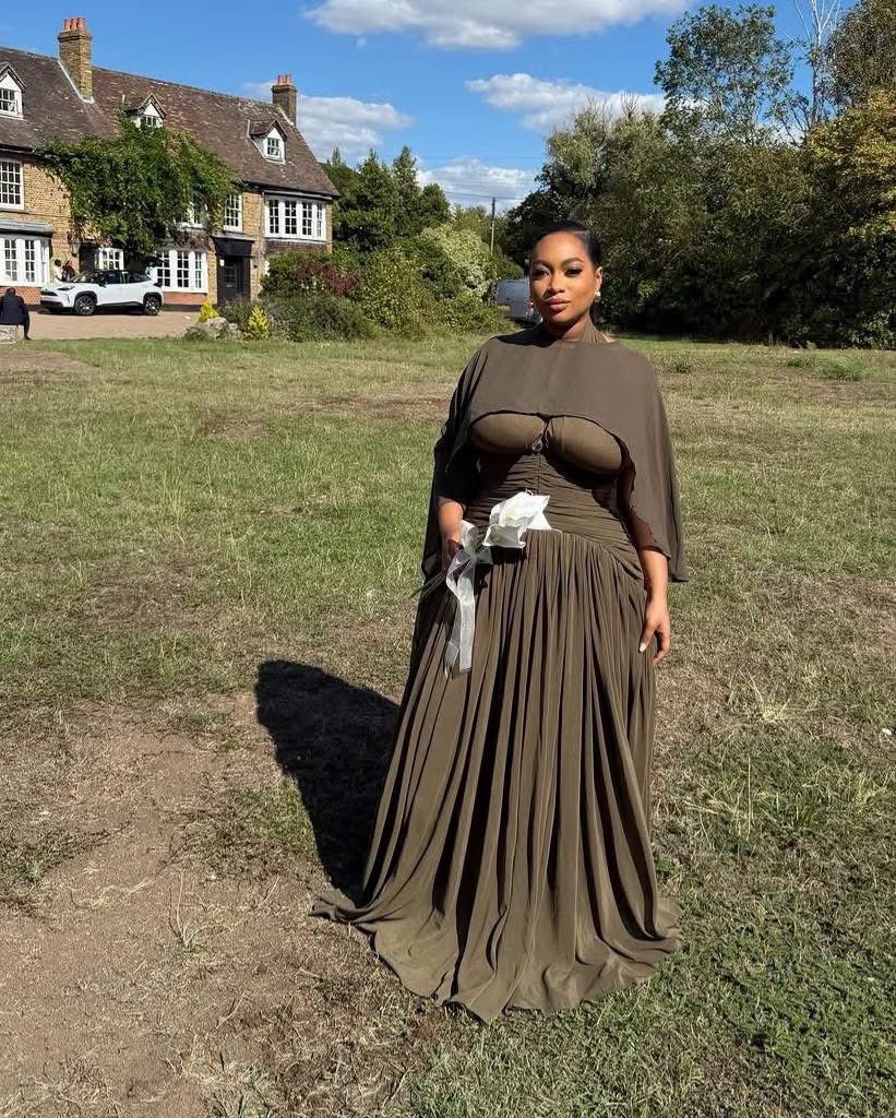 Millz_umar's tweet photo. This is Fatima Umar Ganduje, daughter of former Kano State Governor Abdullahi Umar Ganduje (Khadimul Islam).

She took these photos in the United Kingdom, where they are on a leisure trip. https://t.co/mdNsEvu7wb