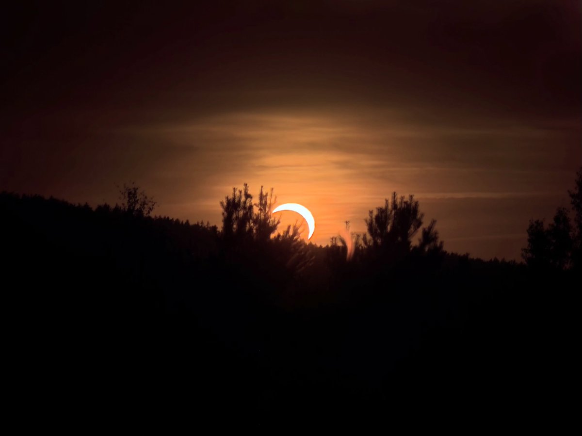 MaybellShekb's tweet photo. A magical moment between the Sun and the Moon. https://t.co/zTLLTyhSxi