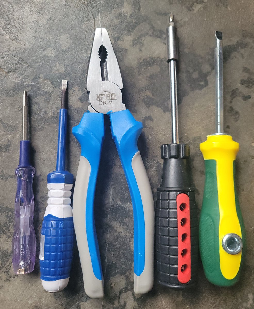 _SanniShuaib's tweet photo. Today. I finally upgraded my setup with fresh, reliable gear: heavy-duty combination pliers, versatile multi-bit screwdrivers, and dedicated flat and star-point voltage testers.
 
#electricalinstallation  #toolupgrade  #fieldwork  #EngineeringMindset  #ContinuousImprovement https://t.co/8DTHCepBXe