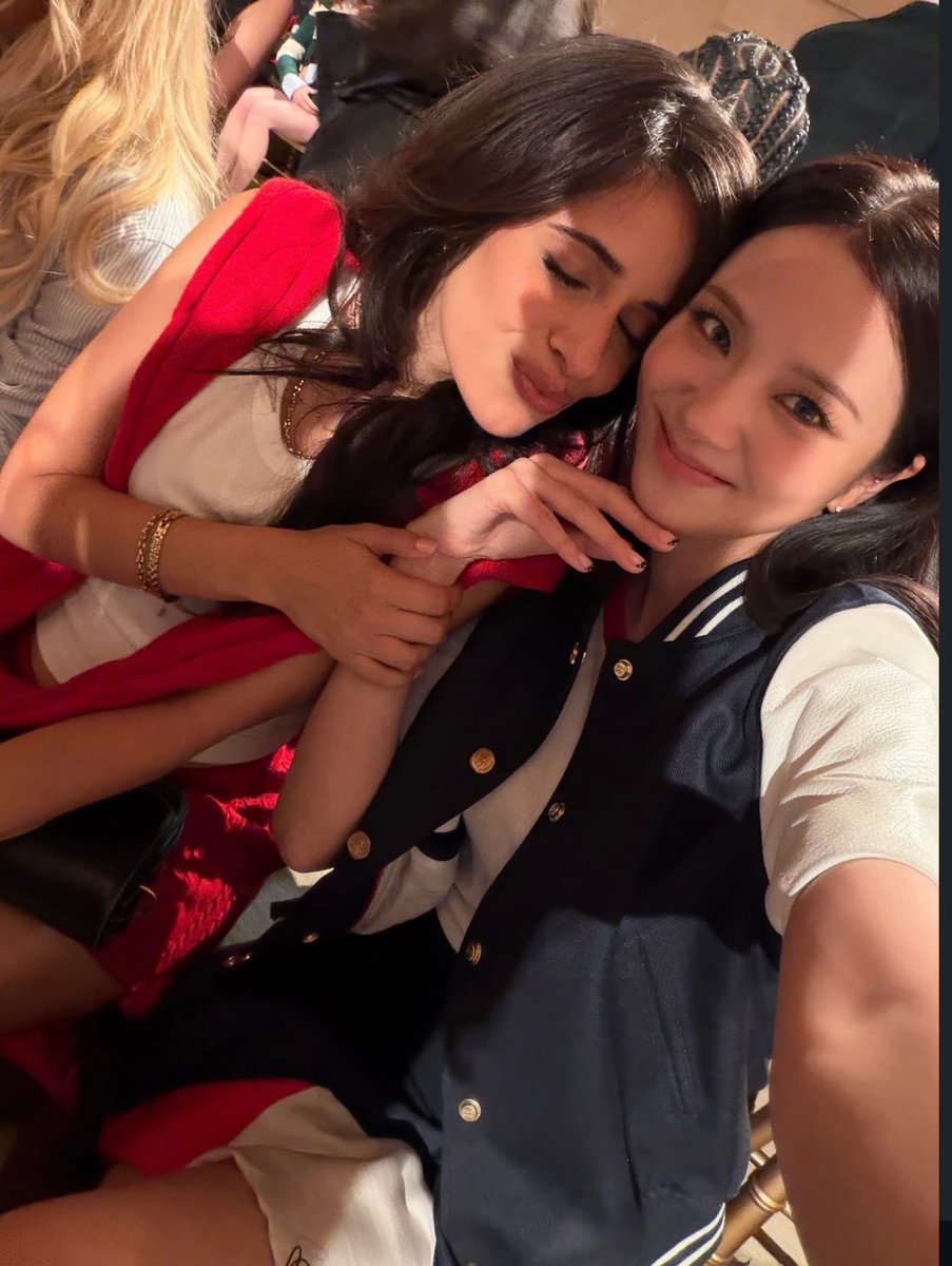 pinksview's tweet photo. JISOO stuns with Camila Cabello. https://t.co/QHeKBC0W9L