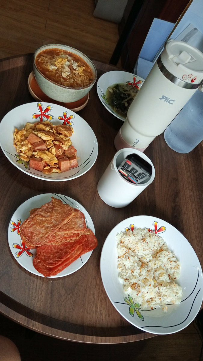 RIEEEartz's tweet photo. Cooking for the first time with the help of my homies

Well it's not really a food with lots of ingredients but yknow, just starting with some easy stuffs https://t.co/UWBXB2KzP7