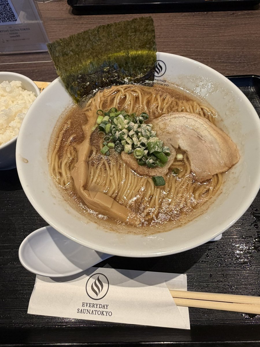 Sauna_Guide's tweet photo. 雨の日が続く中…☔️
今日も「ととのい」を求めて、毎日サウナ東京 幕張店へ🔥

久しぶりの訪問で、到着前からワクワクが止まらない🤣
サウナは薪火・ケロ・瞑想・薬草・遠赤の5種類✨

「今日は軽めに…」と思っていたのに、目の前に5種類もあれば全部入りたくなるのがサウナーの性🙄🔥
さらに水風呂も3種類あり、冷やして休んで、また蒸される無限ループへ🫠

雨の日の外気浴も、雨音を聞きながらで最高☔️
雨に濡れているのか汗なのか分からなくなりつつ、しっかりととのいました😌✨

そしてサウナ後は、はなれでご飯🍚
サウナで空っぽになったお腹に染みわたる、最高のご褒美でした🤣

今日もたっぷり蒸されて、しっかり食べて、無事に現実世界へ帰還🥴🎶
最高のサ活でした🔥

#毎日サウナ東京 #毎日サウナ東京幕張 #毎日サウナ #サウナ #サ活 #薪サウナ #ケロサウナ #瞑想サウナ #薬草サウナ #遠赤外線サウナ #水風呂 #はなれ #ととのう #サウナイキタイ #リーマンサウナー