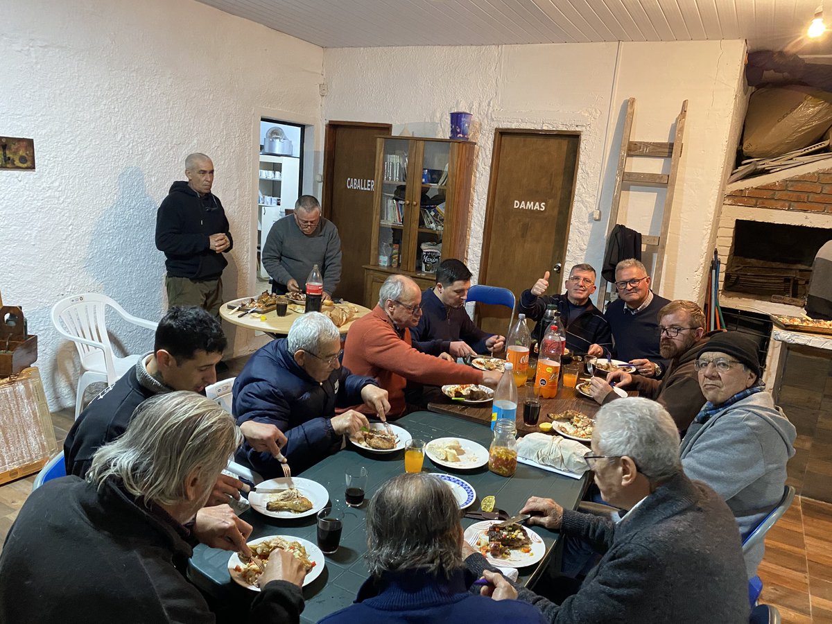HugoCorujo's tweet photo. Hoy pasamos a saludar a nuestro pastor Omar y compartimos un lindo momento junto a hermanos y amigos de la Iglesia de Pueblo Nuevo.

Compartimos la palabra de Mateo 5:14: “Ustedes son la luz del mundo. Una ciudad situada sobre un monte no se puede esconder.”

También conversamos sobre nuestras vivencias cotidianas, sobre lo que cada uno puede aportar desde su lugar y sobre la importancia de actuar con valores, respeto y compromiso.

Porque podemos mantenernos firmes con nuestras ideas, pero siempre suaves y respetuosos con la gente.