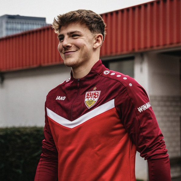 StretfordEndx's tweet photo. 🚨 NEW: Manchester United have identified Finn Jeltsch as the long-term successor for Lisandro Martinez who could LEAVE the club next summer.

United are keeping a close eye and could EXPLORE a move for the 20-year old defender once the season ends. [@Ekremkonur, @TEAMtalk] #mufc