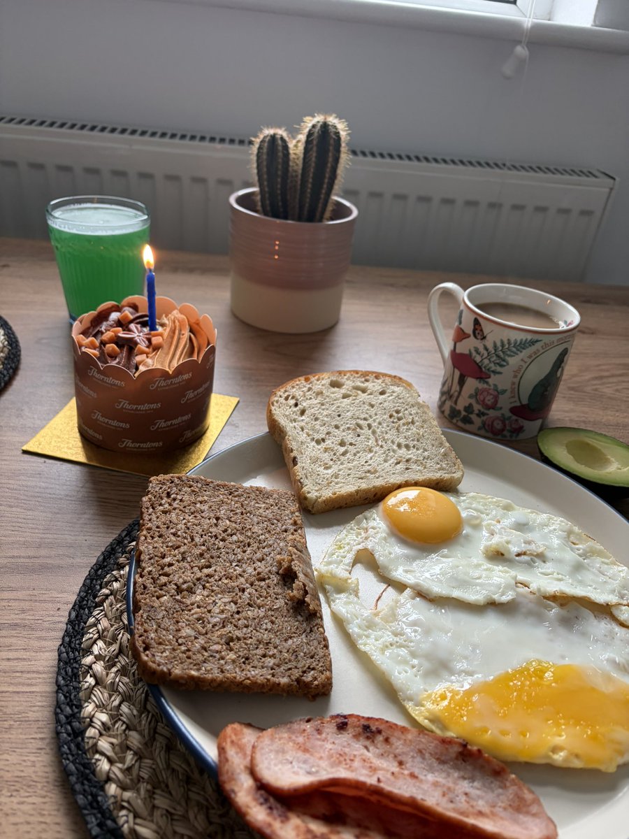 cvnteshwari's tweet photo. birthday breakfast! <3 https://t.co/fBZLfVBF0e