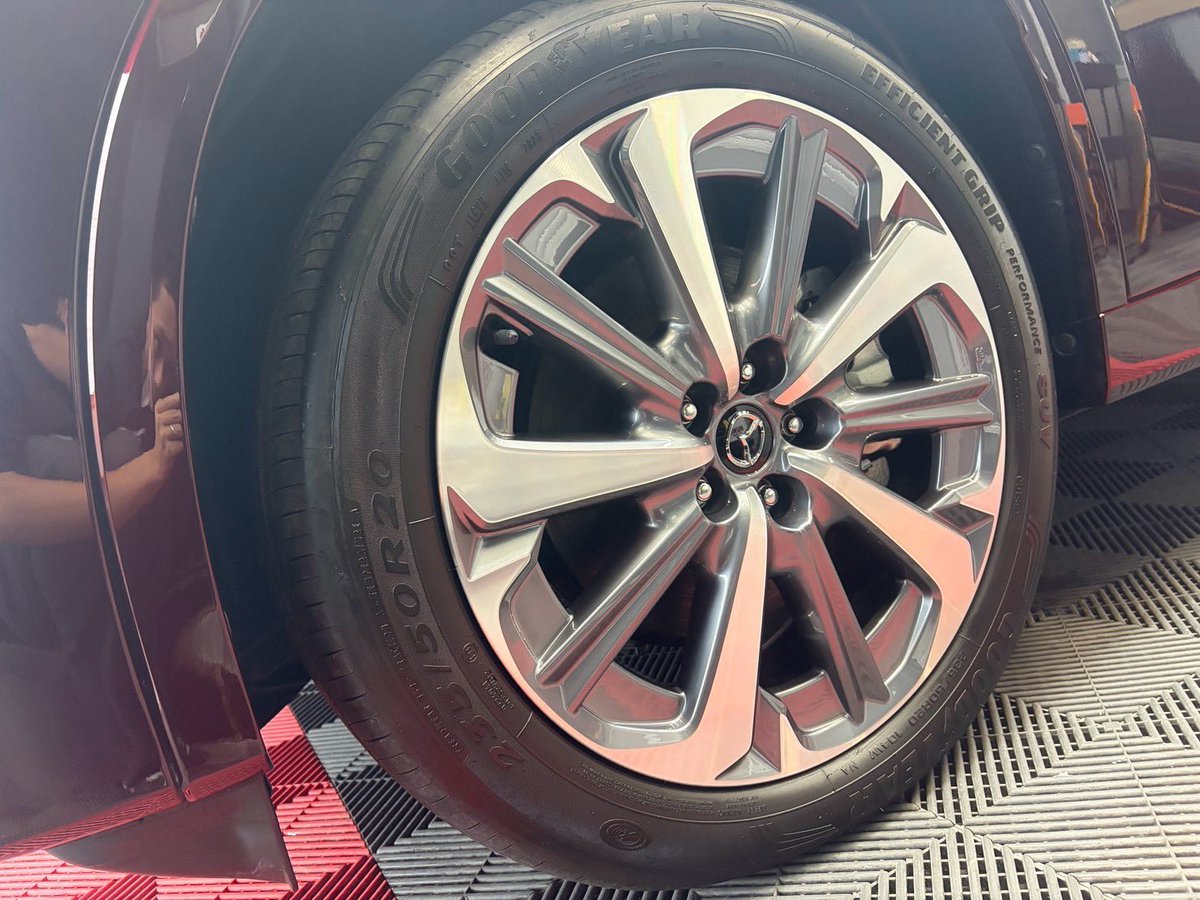 NUNUFACTORY1's tweet photo. MAZDA CX-80への施工実績✨
研磨で小傷をリセットし、「バスターコールネオ」で新車以上の深い艶へ。
1泊2日でお預かりし、ホイールもコーティングで足元まで美しく。
光を映し込むボディは必見です。
愛車の輝きを長く保ちたい方、ぜひご相談ください。 https://t.co/uLeJhnggAh