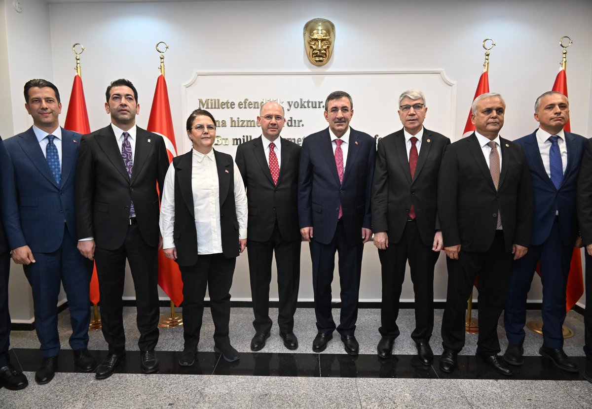 deryayanikashb's tweet photo. 📍 T.C. Osmaniye Valiliği

Cumhurbaşkanı Yardımcımız Sayın Cevdet Yılmaz ile birlikte Osmaniye Valimiz Sayın Mehmet Fatih Serdengeçti’yi ziyaret ettik.

Osmaniye’mizin mevcut durumu, kalkınma hedefleri, devam eden yatırımlar ve önümüzdeki dönemde hayata geçirilmesi planlanan projeler üzerine kapsamlı değerlendirmelerde bulunduk.

Osmaniye’mizin potansiyelini daha da ileriye taşımak, hemşehrilerimizin yaşam kalitesini yükseltmek ve şehrimizi her alanda daha güçlü yarınlara hazırlamak için çalışmalarımızı kararlılıkla sürdürüyoruz.

@_cevdetyilmaz 
@valiserdengecti