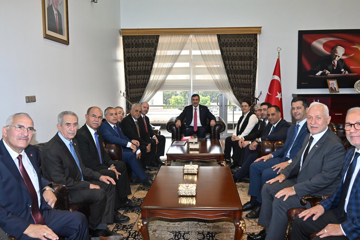 deryayanikashb's tweet photo. 📍 T.C. Osmaniye Valiliği

Cumhurbaşkanı Yardımcımız Sayın Cevdet Yılmaz ile birlikte Osmaniye Valimiz Sayın Mehmet Fatih Serdengeçti’yi ziyaret ettik.

Osmaniye’mizin mevcut durumu, kalkınma hedefleri, devam eden yatırımlar ve önümüzdeki dönemde hayata geçirilmesi planlanan projeler üzerine kapsamlı değerlendirmelerde bulunduk.

Osmaniye’mizin potansiyelini daha da ileriye taşımak, hemşehrilerimizin yaşam kalitesini yükseltmek ve şehrimizi her alanda daha güçlü yarınlara hazırlamak için çalışmalarımızı kararlılıkla sürdürüyoruz.

@_cevdetyilmaz 
@valiserdengecti