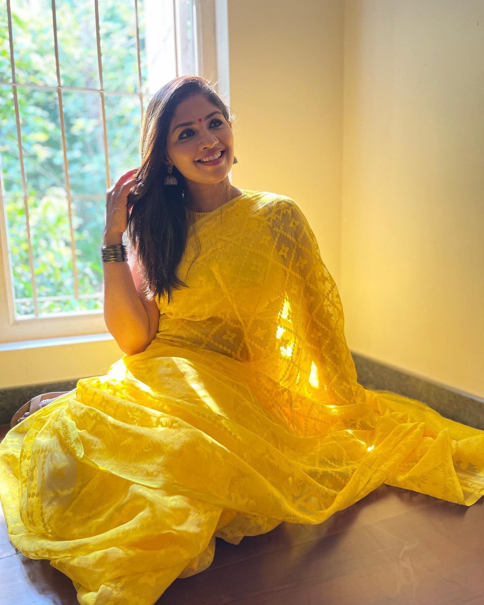 BevAnsarisho's tweet photo. Roshini Vineeth looks graceful in a vibrant yellow saree in her latest pictures. Explore her newest saree photos. https://t.co/AXgp0EpnDf