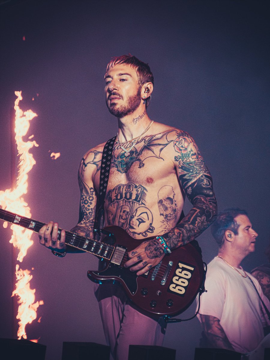 M4thsSC's tweet photo. fotos do Avenged Sevenfold no Rock in Rio que você não viu pq eu q tirei da plateia https://t.co/lW7bosjOzf