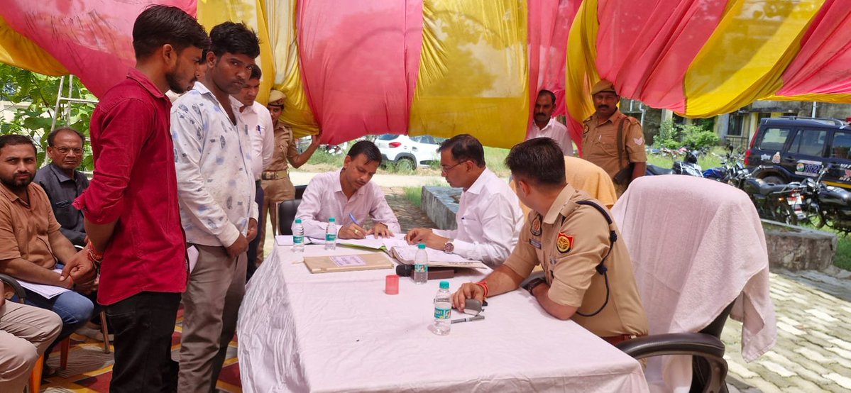 DMAuraiya's tweet photo. थाना अयाना में आयोजित समाधान_दिवस में जिलाधिकारी बृजेश कुमार एवं पुलिस अधीक्षक अभिषेक भारती ने जनसामान्य की शिकायतें सुनकर संबंधित अधिकारियों को स्थलीय जांच के उपरांत समयबद्ध, गुणवत्तापूर्ण एवं स्थायी निस्तारण सुनिश्चित करने के निर्देश दिए। https://t.co/nKFxk1tWI6