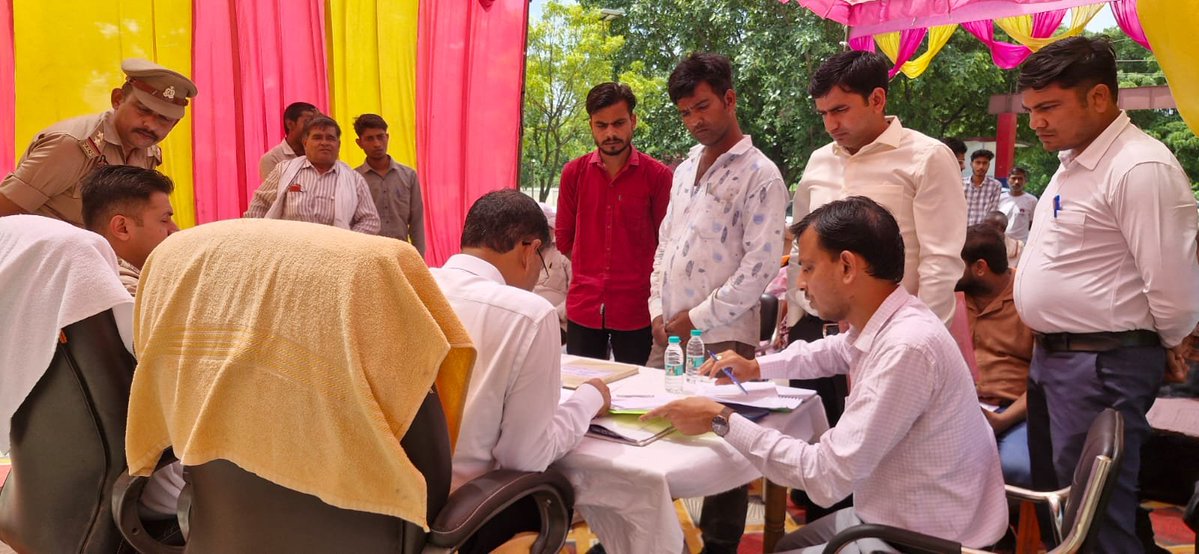 DMAuraiya's tweet photo. थाना अयाना में आयोजित समाधान_दिवस में जिलाधिकारी बृजेश कुमार एवं पुलिस अधीक्षक अभिषेक भारती ने जनसामान्य की शिकायतें सुनकर संबंधित अधिकारियों को स्थलीय जांच के उपरांत समयबद्ध, गुणवत्तापूर्ण एवं स्थायी निस्तारण सुनिश्चित करने के निर्देश दिए। https://t.co/nKFxk1tWI6