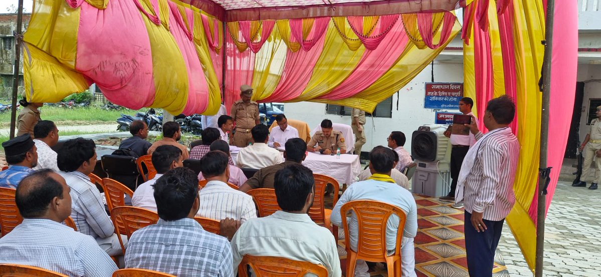 DMAuraiya's tweet photo. थाना अयाना में आयोजित समाधान_दिवस में जिलाधिकारी बृजेश कुमार एवं पुलिस अधीक्षक अभिषेक भारती ने जनसामान्य की शिकायतें सुनकर संबंधित अधिकारियों को स्थलीय जांच के उपरांत समयबद्ध, गुणवत्तापूर्ण एवं स्थायी निस्तारण सुनिश्चित करने के निर्देश दिए। https://t.co/nKFxk1tWI6