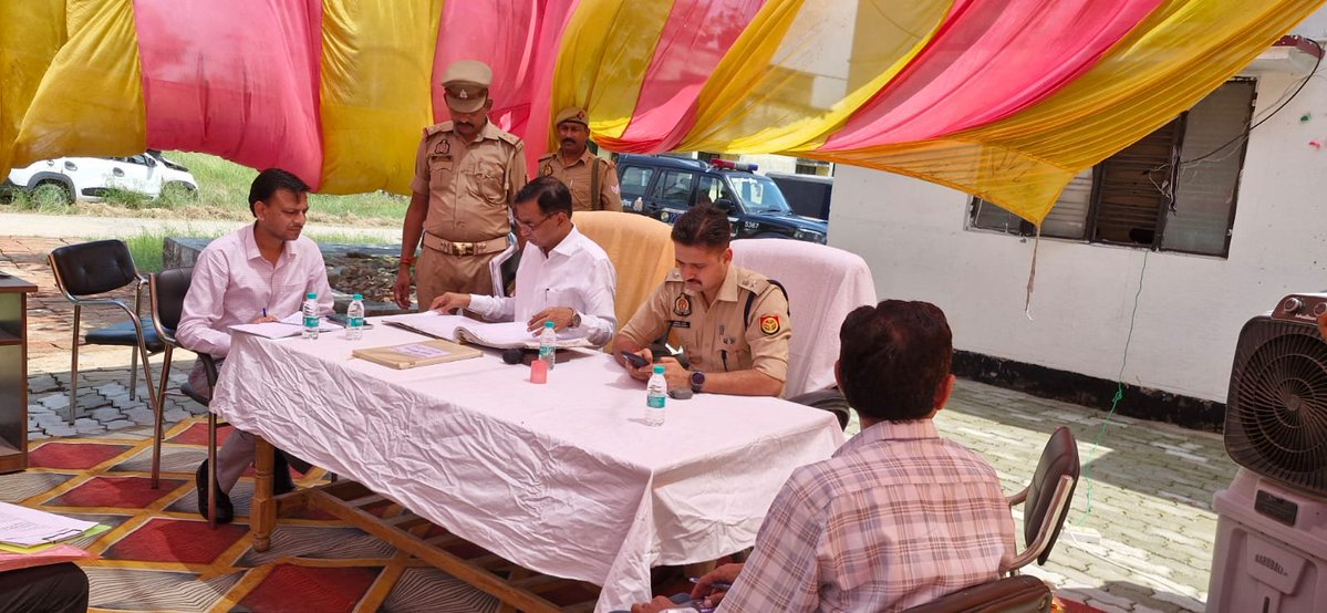 DMAuraiya's tweet photo. थाना अयाना में आयोजित समाधान_दिवस में जिलाधिकारी बृजेश कुमार एवं पुलिस अधीक्षक अभिषेक भारती ने जनसामान्य की शिकायतें सुनकर संबंधित अधिकारियों को स्थलीय जांच के उपरांत समयबद्ध, गुणवत्तापूर्ण एवं स्थायी निस्तारण सुनिश्चित करने के निर्देश दिए। https://t.co/nKFxk1tWI6