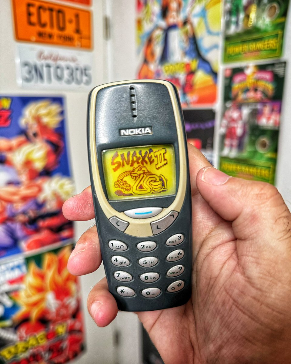 Jerem87twt's tweet photo. Ce téléphone ! La brique ! Incassable ! Toujours de la batterie pendant un mois 😅 tu l’as eu ? #annees2000 #nokia3310 #2000s #nostalgia #modzii https://t.co/gey4RKasrb