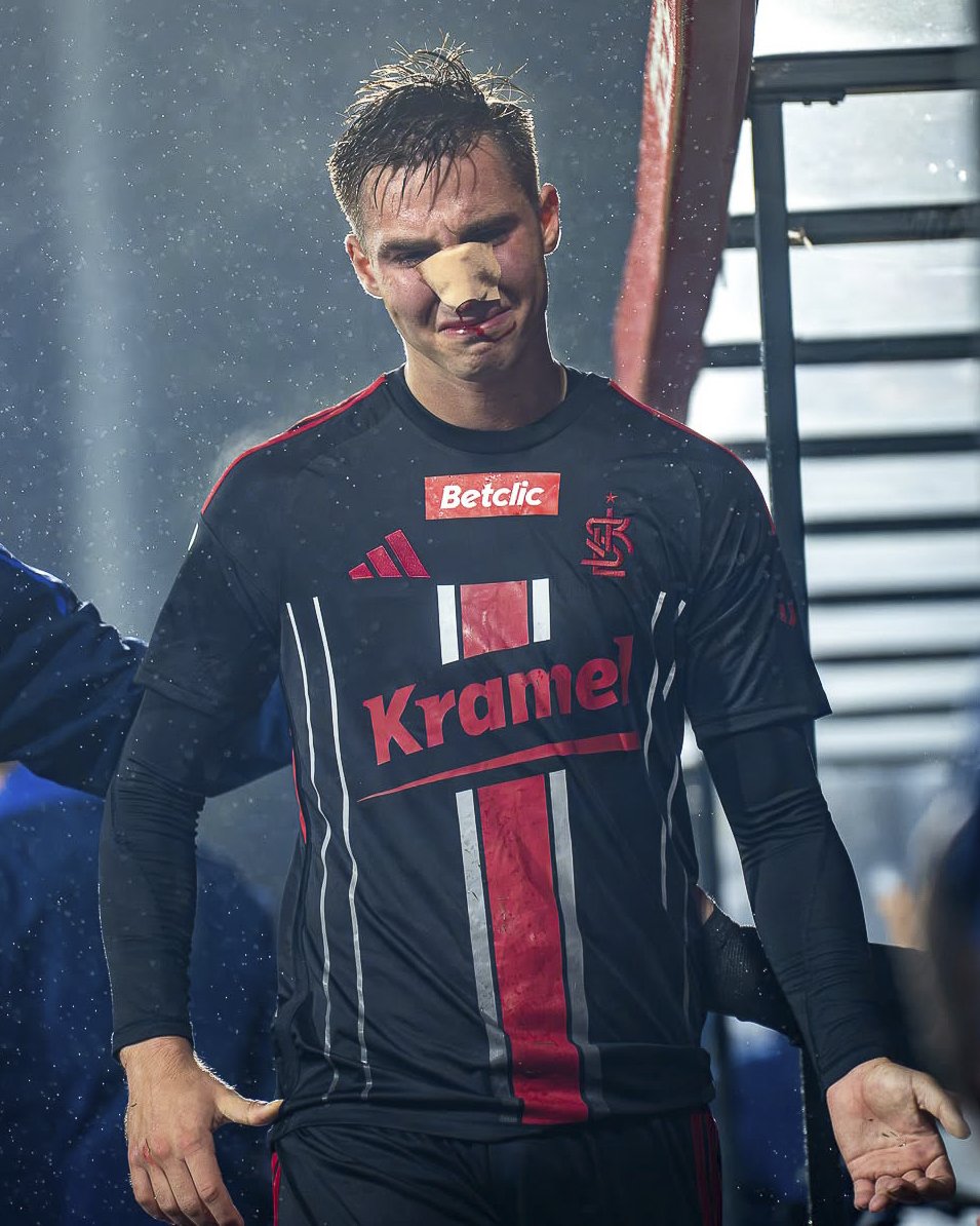 LKS_Lodz's tweet photo. ℹ️ Informacja o stanie zdrowia Kacpra Terleckiego.

Nasz pomocnik, który na początku meczu #PUNŁKS po ostrym wejściu rywala musiał opuścić boisko, doznał złamania nosa z przemieszczeniem.

Kacprze, jesteśmy z Tobą! 💪⚪🔴⚪ https://t.co/UtagRRua8e