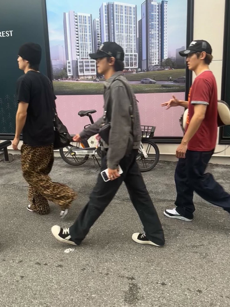 sunhaefs's tweet photo. haechan with taeyong and jaehyun today! https://t.co/JZuL65jBwI
