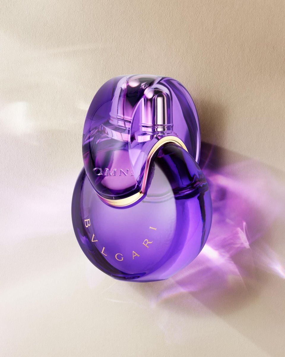 OrmKorn_fans's tweet photo. 💜 BVLGARI Omnia Amethyste Eau de Parfum

น้ำหอมใหม่สำหรับผู้หญิง เปิดตัวในปี 2026 รังสรรค์โดย Alberto Morillas ถ่ายทอดแรงบันดาลใจจากประกายสีม่วงของอเมทิสต์ในยามสนธยา

กลิ่นหอมโดดเด่นด้วย Iris ผสาน Musk และ Damask Rose ก่อนทิ้งท้ายด้วยมิติของ Woody & Resinous Notes ที่นุ่มลึกและละมุน

มาพร้อมขวด Omnia สีม่วงเข้มอันเป็นเอกลักษณ์ ด้วยดีไซน์วงแหวนสองวงที่หลอมรวมกันเป็นสัญลักษณ์ Infinity (∞) สะท้อนเสน่ห์ของอัญมณีอเมทิสต์อย่างงดงาม ✨

#OrmKornnaphat #ออมกรณ์นภัส‌ 
#BvlgariParfum #BvlgariParfumxOrm