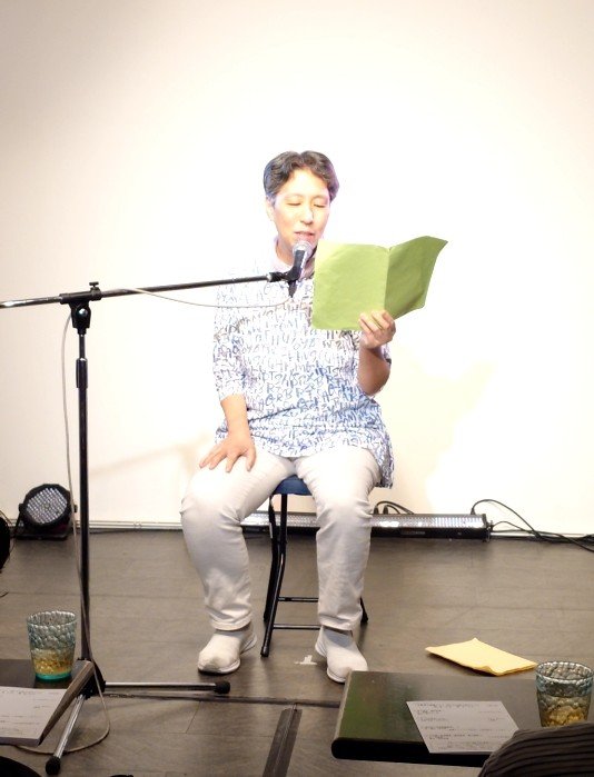 roudoku710's tweet photo. 朗読ナイトライブレポート
◇ テジー ◇
作：皿井好美 sarami 「ママ あのね」
作詞 作曲：かめいゆみ 「約束」

#朗読ナイト
#あさがやドラム
#杉並区
#朗読ナイト399話 https://t.co/H272kx8Dyc