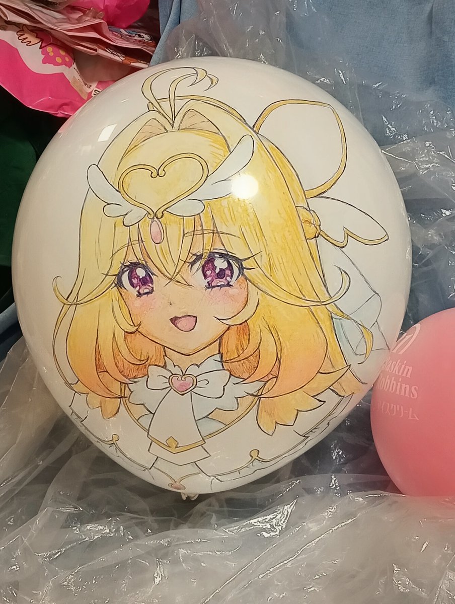 bfm961's tweet photo. キュア アルカナの手描き風船です。
16 インチ（40cm）の風船にバストアップで描くと、頭のサイズが子供ぐらいだし、頭やボディの丸みもあるので、お人形みたいな感じ もあるな〜と思いました。
アイスクリーム屋さんの風船で支えて撮影。 https://t.co/x5jAWqXN00