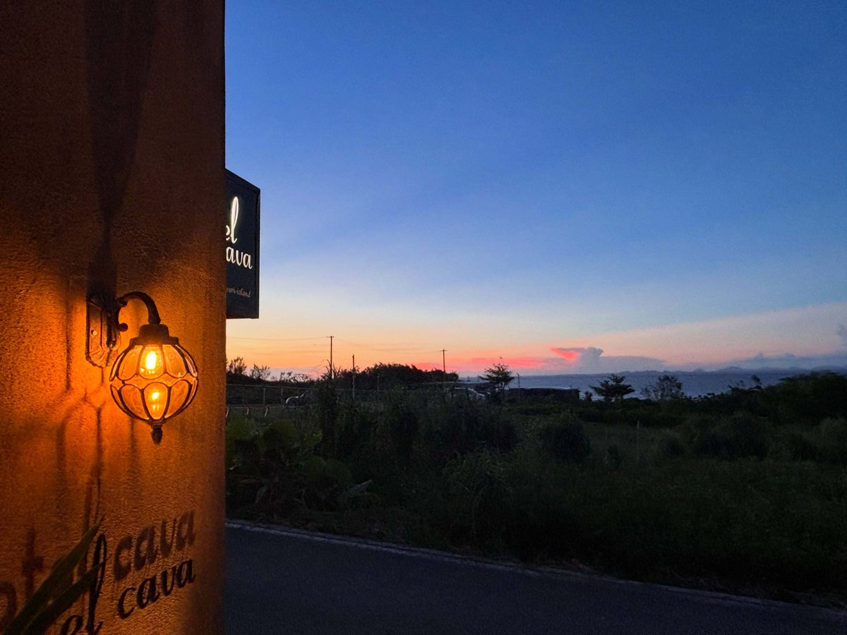 hotelcava's tweet photo. 夕暮れ時の空

少しずつ陽が沈む時間が早くなり
気がつくと夕焼け空に夕焼け雲

綺麗な雲の色に癒される時間

#古宇利島
#古宇利島ホテル
#沖縄の空 
#夕焼け
#癒しの時間をありがとう https://t.co/COES02osHD