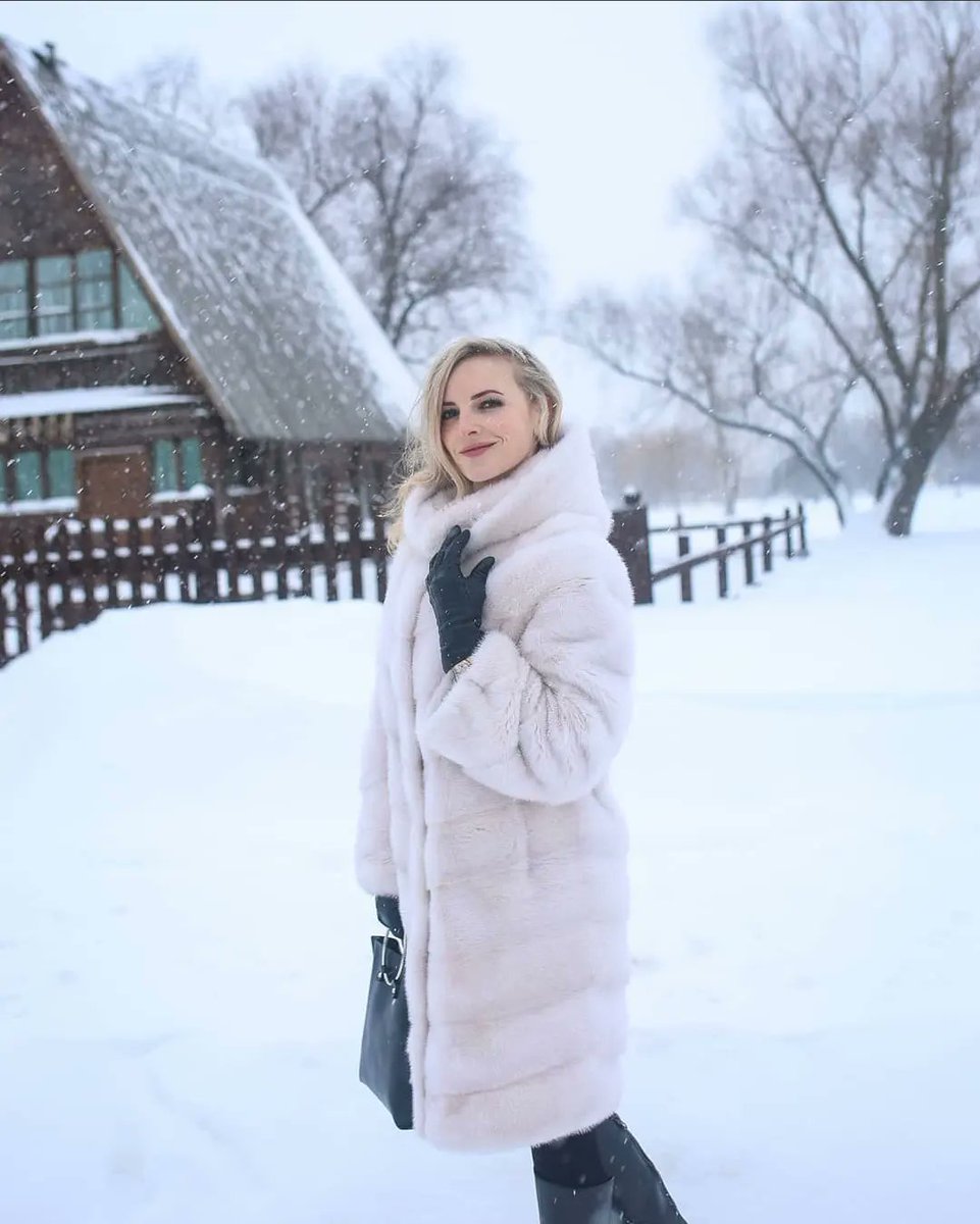 Hatakuyos's tweet photo. Lovely @alenka__belova in a gorgeous mink coat https://t.co/uz19ehzNh5