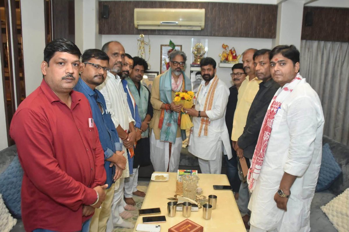 dayalugurubjp's tweet photo. वाराणसी आवास पर "हनुमान अंश" के निर्माता श्री विशाल चतुर्वेदी जी एवं फिल्म की टीम व कास्ट के प्रमुख सदस्य श्री साधु तिवारी जी से आत्मीय भेंट हुई। इस अवसर पर फिल्म की विषयवस्तु एवं इस प्रेरणादायी यात्रा को लेकर विस्तार से चर्चा हुई।

नीब करोरी बाबा जी के जीवन, उनके आध्यात्मिक दर्शन और मानव सेवा के संदेश को आत्मसात कर उसे बड़े पर्दे पर प्रस्तुत करने का यह प्रयास वास्तव में अतुलनीय है।

#HanumanAnsh
