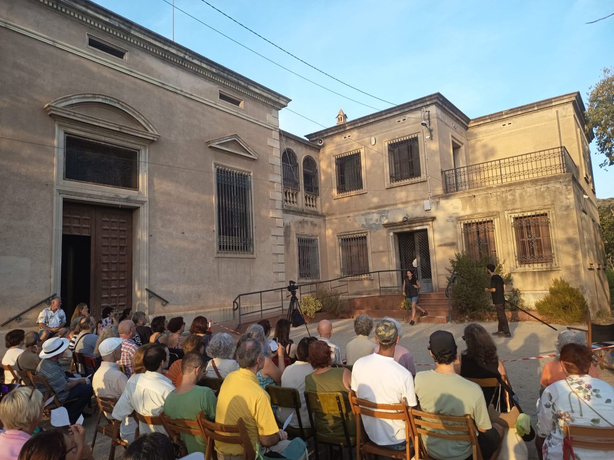 IndependentBDN's tweet photo. #Badalona Llum de Fideu inaugura la temporada cultural de l’Oliva de Canyet amb la preestrena d’«Aquí», camí de FiraTàrrega https://t.co/NztNRVXZKG https://t.co/chdlaDiBf9