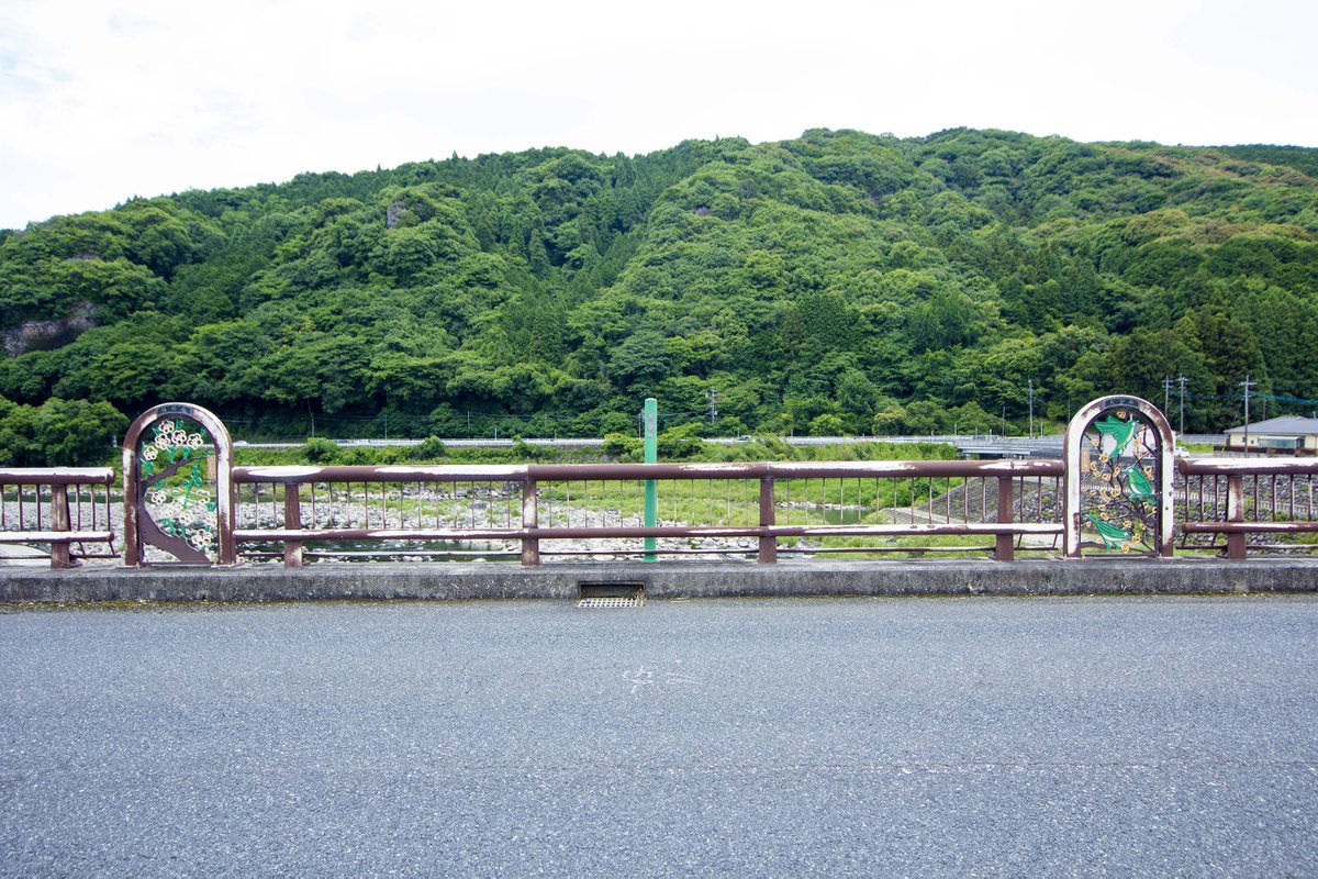 Pato_727's tweet photo. ここは福岡県と大分県の県境
山国川をさらに上流へ。有名な耶馬渓の手前(下流)に架かる「太平橋」にありました県境標示です。
中央に県境のポール、左右に両県名のレリーフは、先に紹介した恒久橋と全く同じ作りですね。
地図はツリーに付けます↓
2026年6月16日撮影 #寝る前の1枚 #県境 #県境マニア https://t.co/z2FVcFds3X
