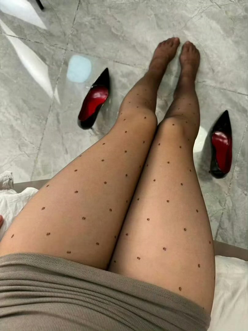 HopelesSnessu's tweet photo. 最近老是想起第一次和前任做的时候 穿了短裙但没穿内裤在酒店等他 他一进来就跨坐在他腿上蹭他 亲他的眼睛 耳朵 喉结 然后舔他手指 最后跪在他脚边问他能不能口他 终于准备大干一场的时候 他插进��逼里没三秒就秒射了。。。 #深圳丝足 https://t.co/XqDg4u6yho