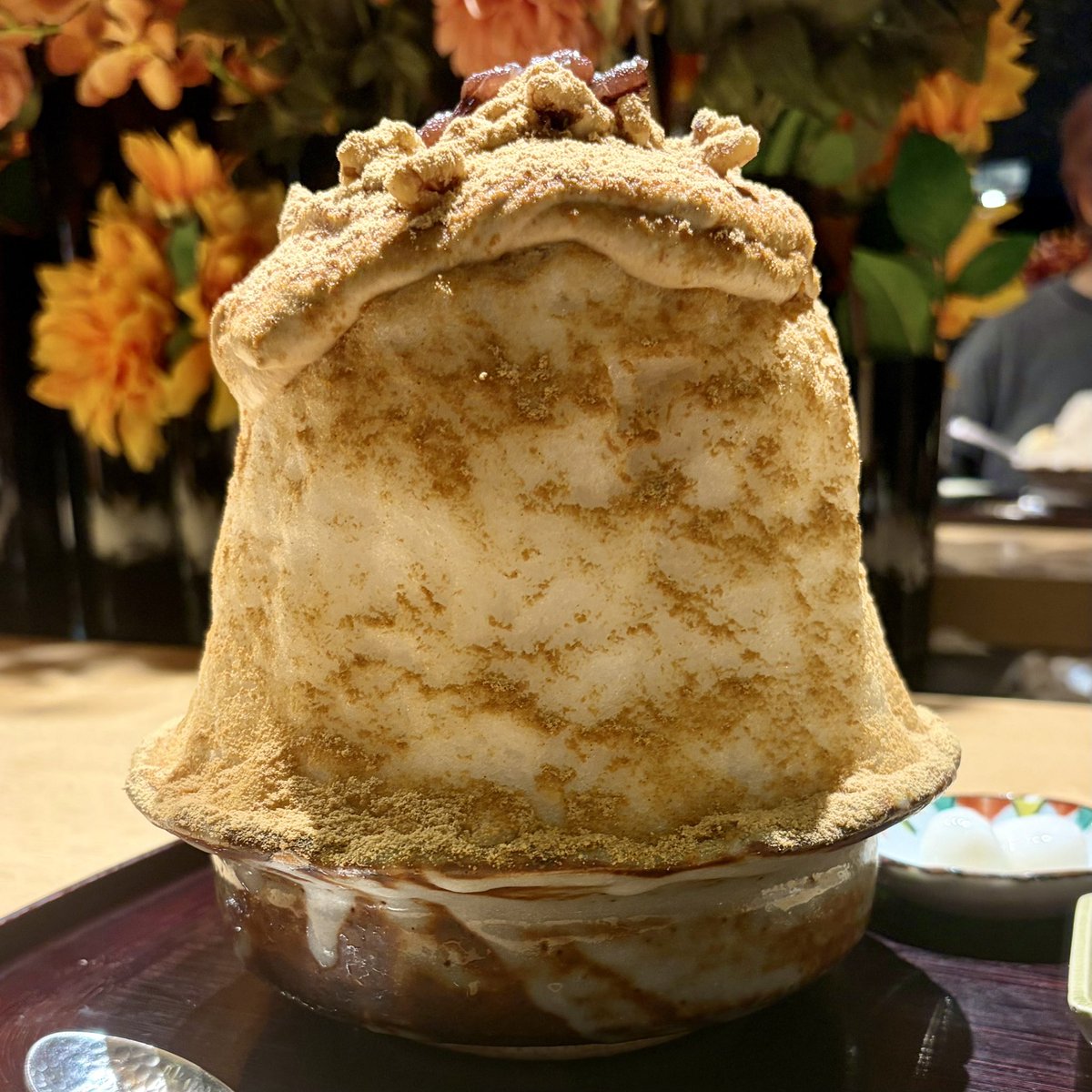 yuhten's tweet photo. 夏の終わりに。。。
廚 くろぎ
黒蜜きなこ　白玉トッピング
黒蜜クリーム、きな粉、くるみ、鹿の子豆、粒あん
クリームがしょっぱくて、別皿の黒蜜やきな粉で甘さを足しつつ、かき氷の中に隠れる粒あんも足しつつ、クルミの食感も混ぜつつ。甘さ一辺倒じゃないところで高い満足感。ご馳走様でした。 https://t.co/B3y3daZISH