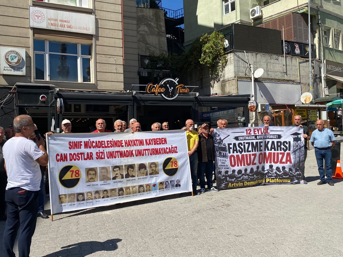 halkeviartvin1's tweet photo. 12 Eylül darbesinin yıldönümünde Artvin demokrasi platformunun çağrısı ile Halitpaşa meydanında bir araya geldik https://t.co/Si5x1VqNse