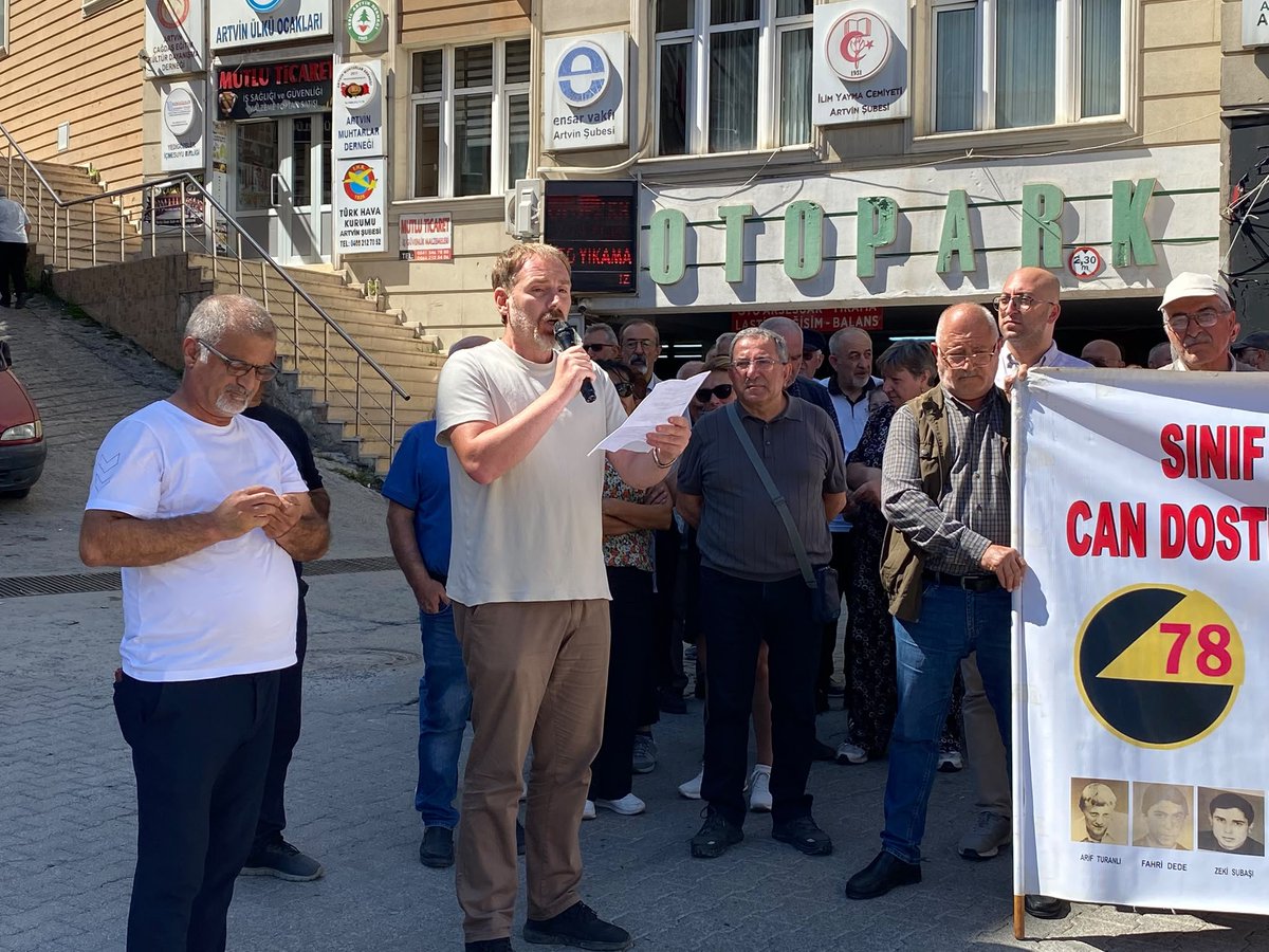 halkeviartvin1's tweet photo. 12 Eylül darbesinin yıldönümünde Artvin demokrasi platformunun çağrısı ile Halitpaşa meydanında bir araya geldik https://t.co/Si5x1VqNse