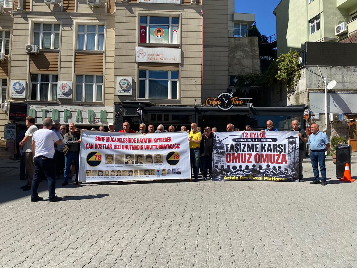 halkeviartvin1's tweet photo. 12 Eylül darbesinin yıldönümünde Artvin demokrasi platformunun çağrısı ile Halitpaşa meydanında bir araya geldik https://t.co/Si5x1VqNse