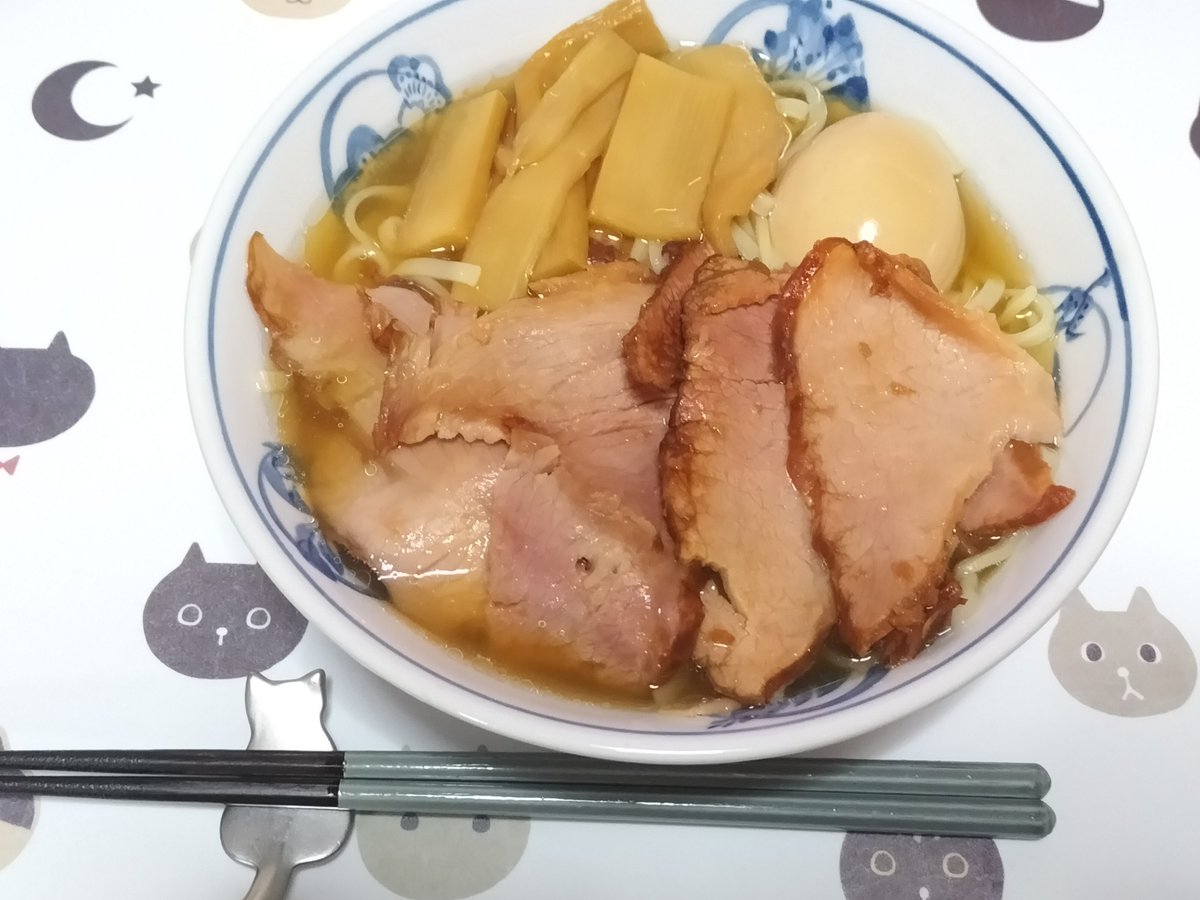infinetee333's tweet photo. 皆さん、こんばんはです✨
本日の晩ごはんは、
特製あっさり醤油ラーメンです🎉
メンマ、煮卵、吊るしチャーシュー
（ネギは忘れたw ）
では、いただきま〜す🥢💖。 https://t.co/pcTDhyXsf3