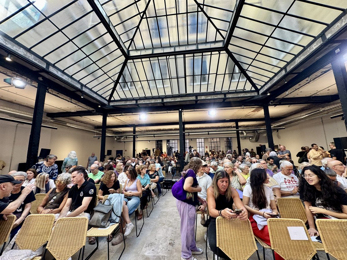 mpozueloc's tweet photo. Comienza el acto donde nuestra compañera @IreneMontero se presenta como candidata a las próximas elecciones generales. 
#SiSePuede https://t.co/SOLLkSaflZ