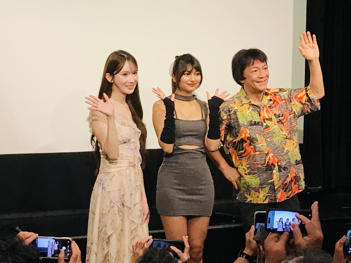 cinemaskhole's tweet photo. 本日9/12㊏『#シャーズ51』#河崎実 監督×#神谷実沙 さん×#おいのりリリー さんによる舞台挨拶、㊗満席ありがとうございました🦈✨河崎監督と #ミツバッチガールズ さんとで始まった映画企画、『ジョーズ』やサメのの研究エピソードなど、楽しくうかがいました！上映は18㊎まで🦈🌊 https://t.co/bqUpMXErzV
