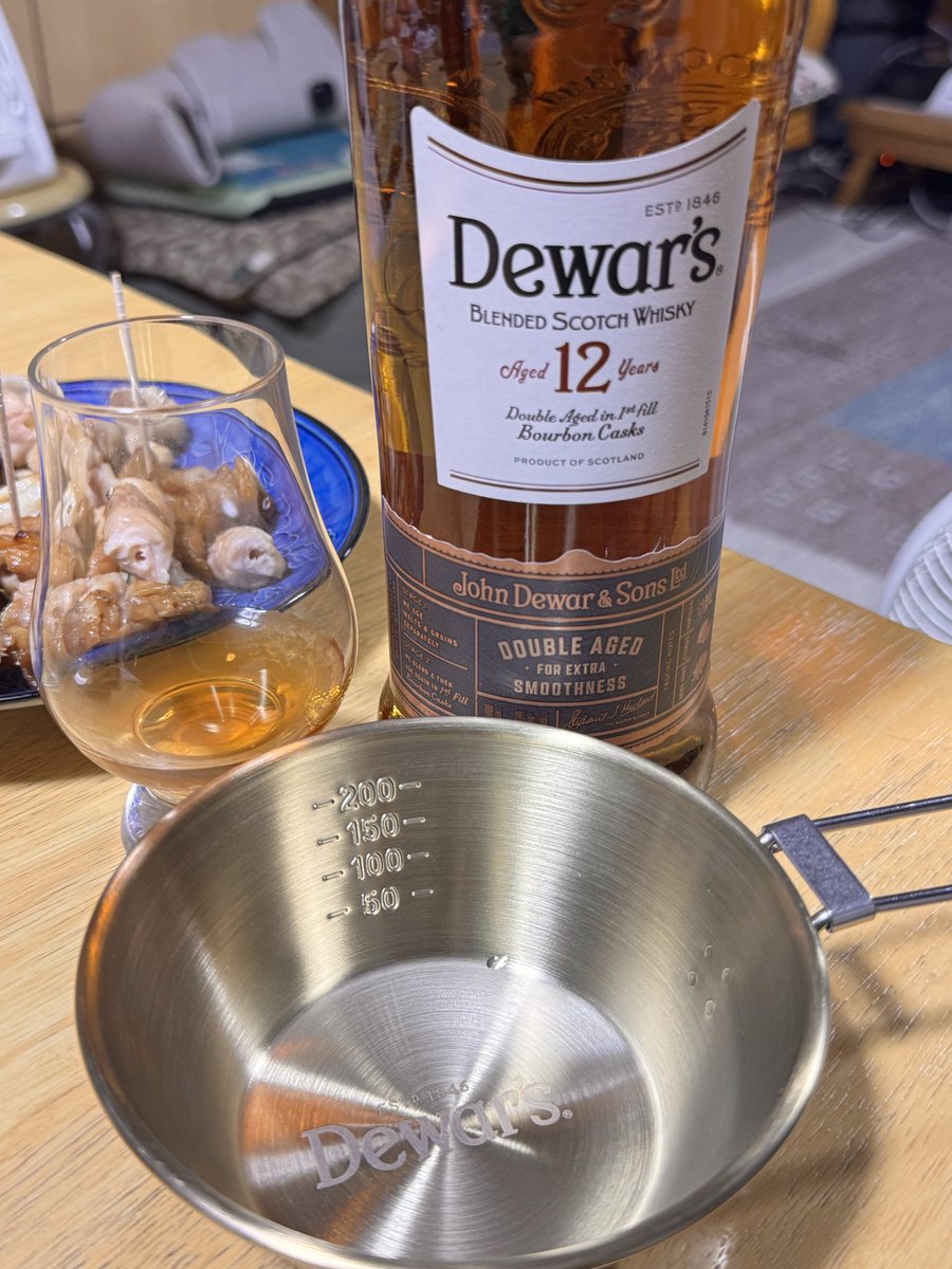 Reynard_F_C's tweet photo. 本日の一杯
デュワッ！
#デュワーズ12年
カンパーイ

デュワーズこう言う事すっじゃね🤣
相変わらずノベルティに弱いワタシ
あと4つは欲しい

これだけでデュワーズ4本🤣
(一個割ったw)

絵垢なので過去絵を添えて https://t.co/Uswmfc2pB7