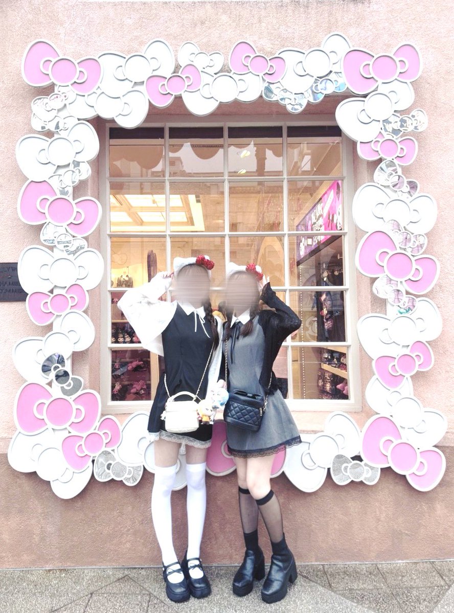mi77o0's tweet photo. キティちゃん双子でユニバ行ったょ^._.^🎀

実家でぬくぬくしてまた来週からお給仕楽しみ♡♡

 #コンカフェ  #池袋コンカフェ #コンカフェ嬢  #自撮り界隈 https://t.co/jwMeuuZlvF