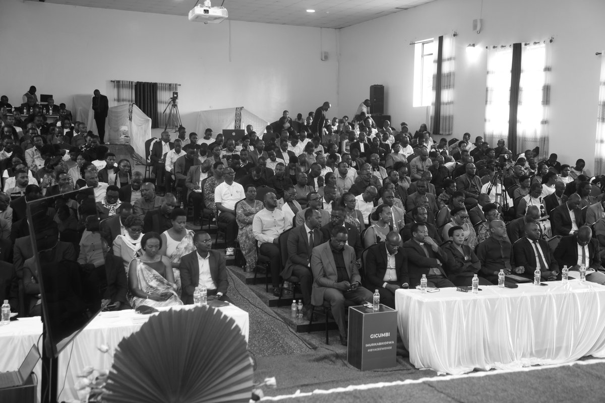Gicumbi_Rwanda's tweet photo. Mu ijambo ry'ikaze, Umuyobozi w'Akarere yagarutse ku kuba ibyagezweho byose byaravuye mu bufatanye no mu gushaka uruhare rw'umuturage mu byemezo byose byagiye bifatwa. Yashimiye uruhare rw'abafatanyabikorwa batandukanye mu iterambere ry’Akarere anabasaba kutadohoka kandi abasaba gukomeza kugira imyumvire imwe ari yo ko uwo twese dukorera ari umwe : “Umuturage”.