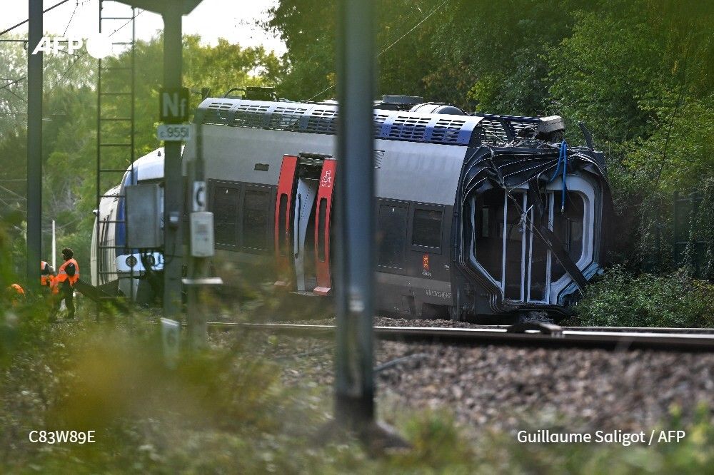 AFP's tweet photo. 🇫🇷 Investigators suspect that a train derailment in northwest France which injured 44, one gravely, was the result of sabotage, a police source told AFP on Saturday. 
➡️ https://t.co/3LiAKviVSw https://t.co/rjrO26Txq5