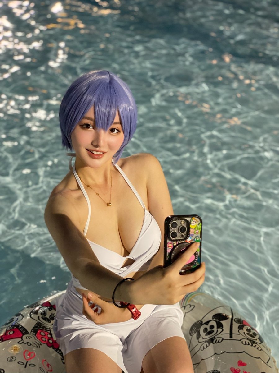 suuneko8's tweet photo. ナイトプールで自撮り中の綾波レイ🫶

나이트풀에서셀카중인아야나미레이🫶

Rei Ayanami taking a selfie at a night pool🫶

#綾波レイ #綾波レイコスプレ #エヴァンゲリオン #reiayanami #evangelion https://t.co/JLkswWrMyc