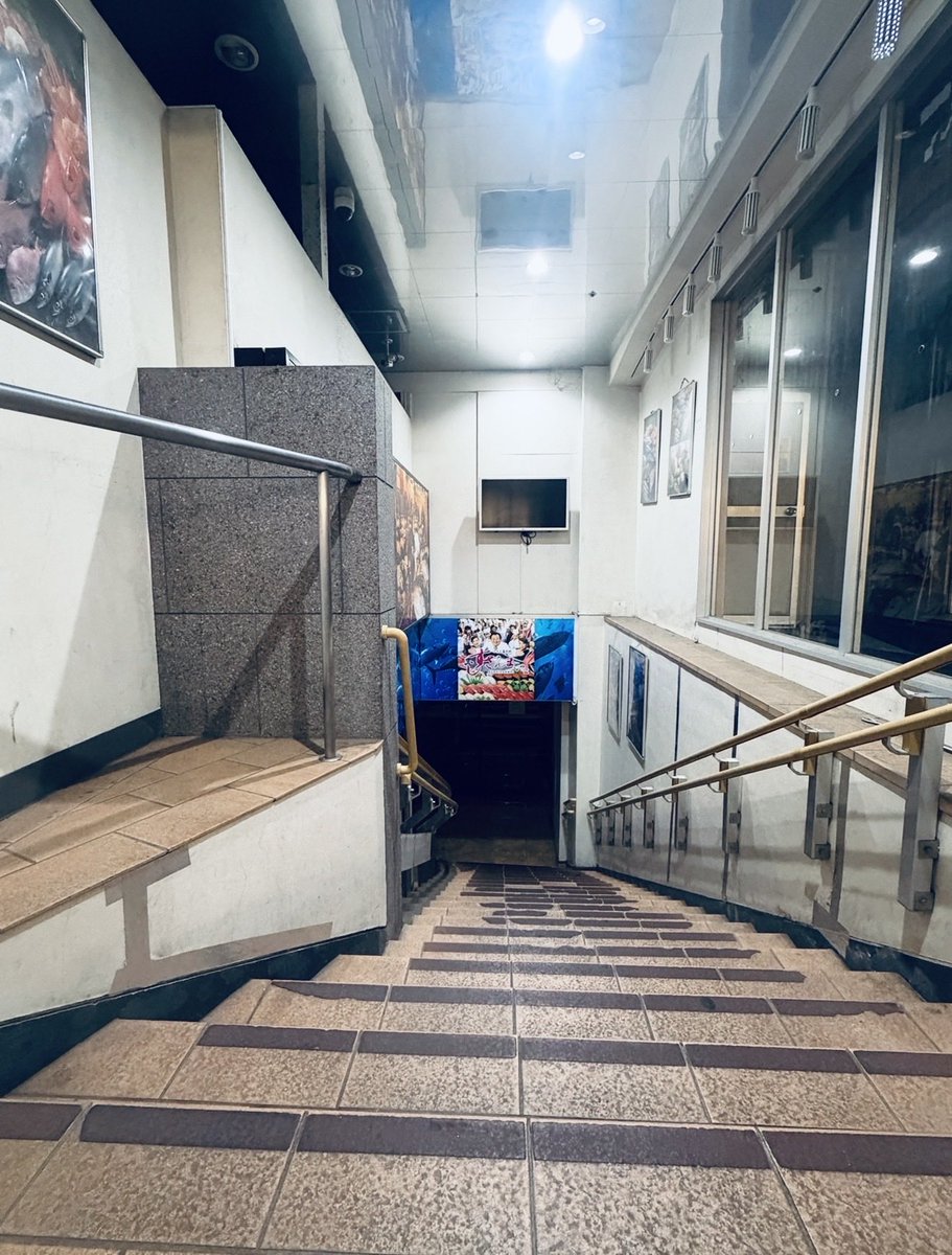 seeeeeeeeeeeeno's tweet photo. 「すしざんまい赤羽店」が、ついに閉店してしまった。ここでしか味わえない超絶なるシアワセが、確実にあった。

いつの日か、また赤羽で再開されることを切願しますし🙏 https://t.co/gsNUMJ7FUU