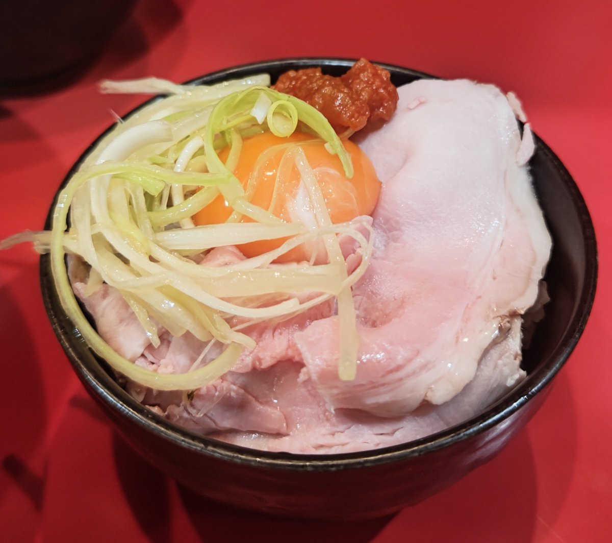 i_wcfy's tweet photo. 今日は麺屋桐龍久喜店さん🍜
限定冷やしまぜが明日までなので😎夜の部PP突撃😬
もちろん冷やしまぜ小🤭生卵🥚、味ネギ、ライス🍚、ローストポークダブル🐷、久喜限定のピリ辛メンマ、とろろ、昆布水、アレ（大根おろし ）🤤
オリジナルローポー丼、🤣
最後は丼ぶりを重ねてごちそうさま👍 https://t.co/rmduTVTLQg