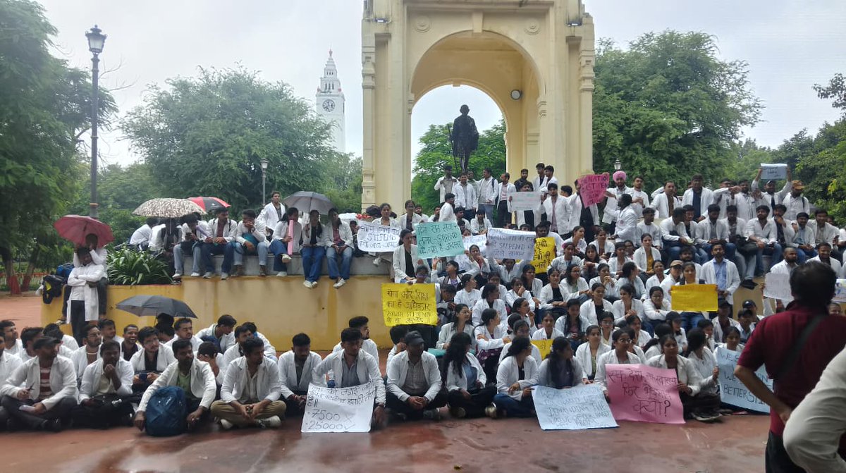 Nits0909's tweet photo. Honorable @dayalugurubjp  Minister Ji, thank you for your assurance.

But we have been struggling for quite some time to demand a fair revision in our remuneration, but so far, no clear and satisfactory solution has been received.
 Increase our stipend -25000
@moayush https://t.co/np7NRPVTgT
