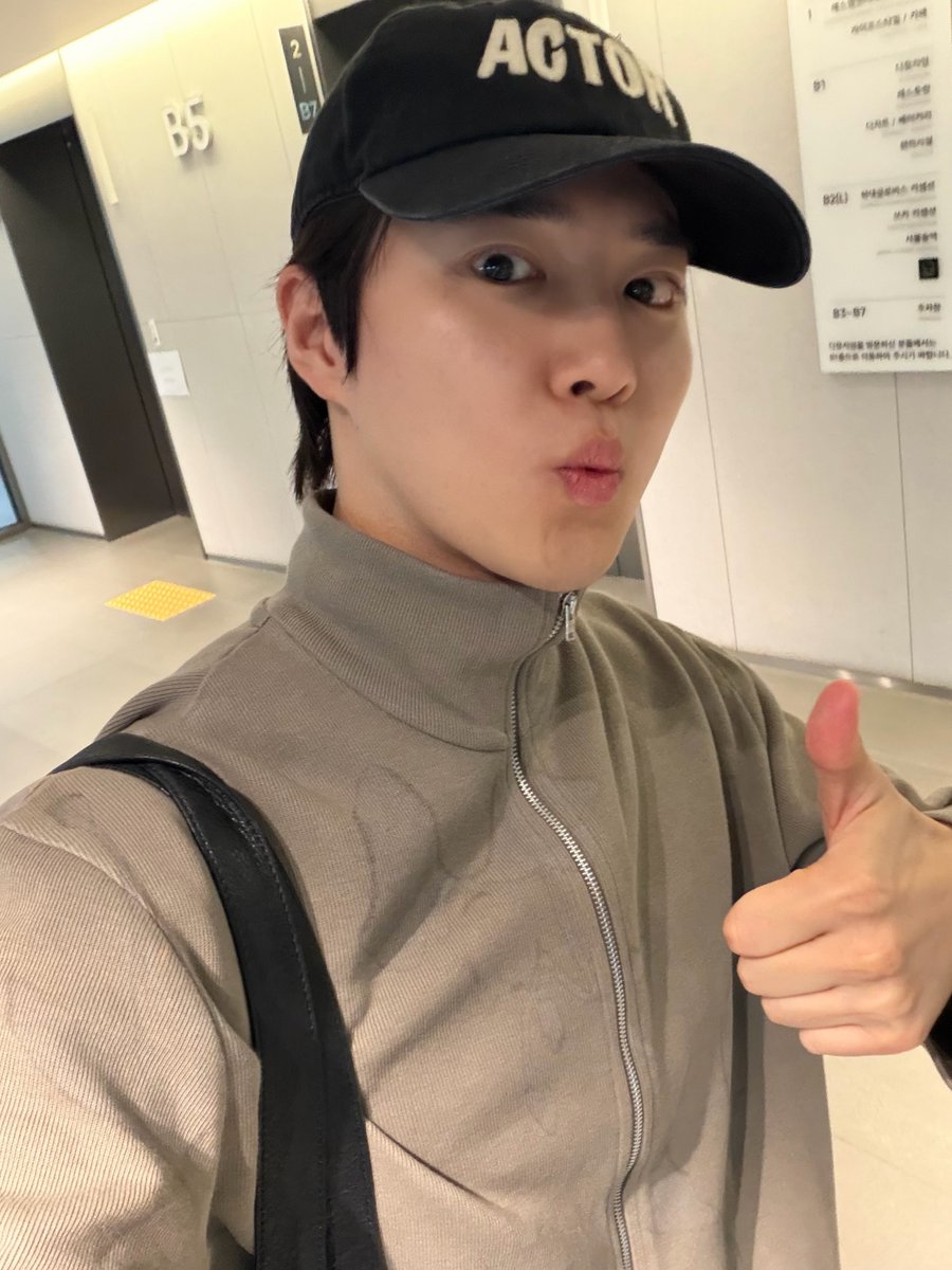 TheKJM_Base's tweet photo. [260912] SUHO 벏옳

-‘Endless practice’
-‘I’m hungry to death’
-‘크크’
-‘The plum is delicious’
-‘It’s free if you write a review’ https://t.co/V1HSSxbL4A