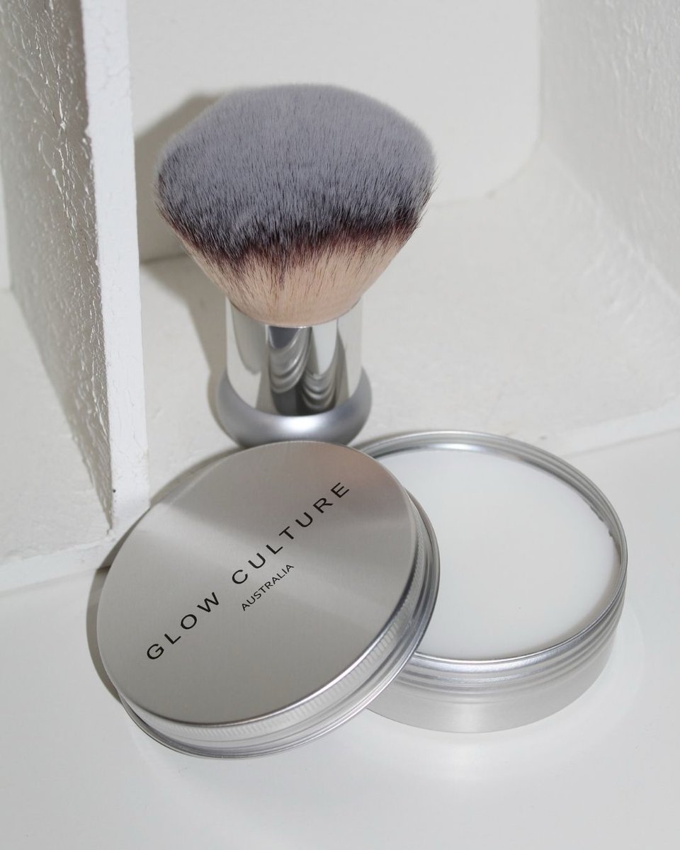 GUSTAVONETTOO's tweet photo. Thinking of buying an expensive new foundation because nothing applies right? Wait! It could be your brushes—how you use them or whether they’re deep-cleaned. We love quick fixes that don’t cost more. More in our monthly beauty newsletter soon. https://t.co/6F5mUTq8CC