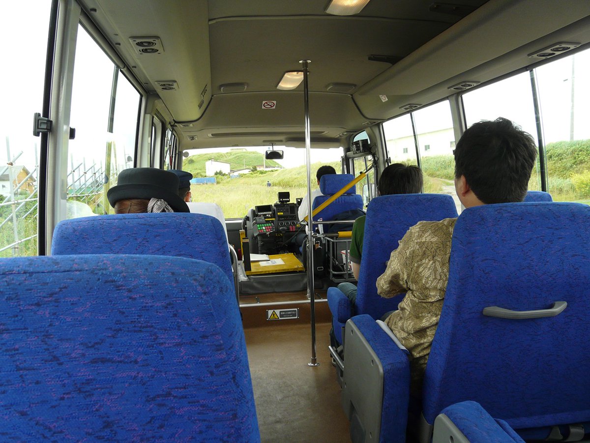 makkun3's tweet photo. @momomonaka_ice 乗ったのが2008年7月ですから、18年前なんですね。
道路上から乗車したので線路上にいる写真がないんですよね。
追加で前輪を下ろしているところと車内の様子です。 https://t.co/kfVZKr7SmC