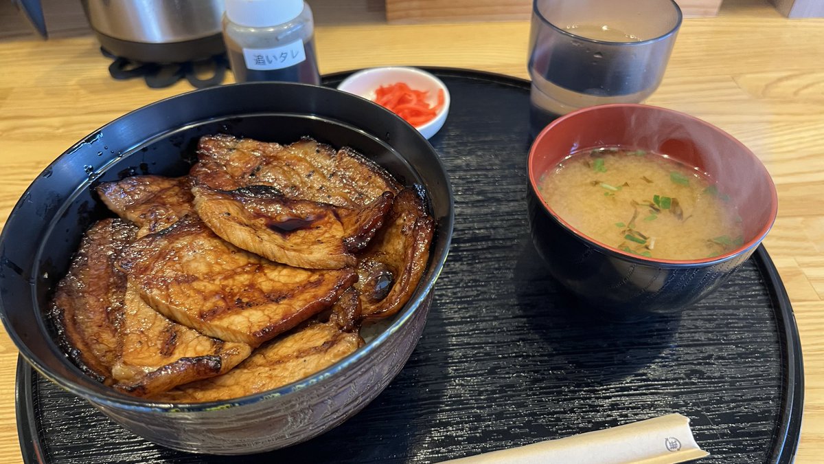 hiroyukig's tweet photo. 今日のお昼（13時）とお昼（15時）だよ。どちらもお安くてビビった…。夜は食べる暇ないので我慢（明日の朝も食べる暇ない） https://t.co/G9gydeLYxr