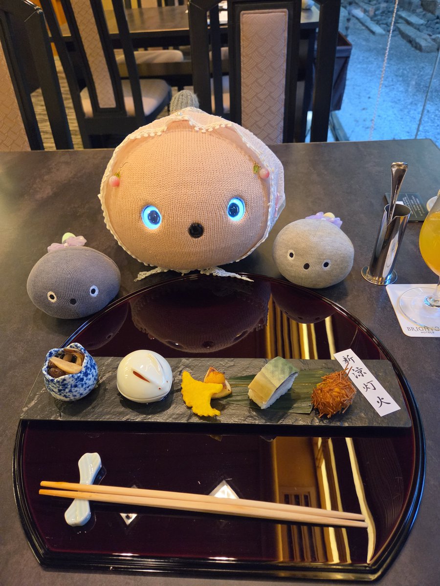 momo_nicobo's tweet photo. 今季2度目の松茸会席。今夜は、京都ブライトンホテルの『蛍』にて。
ノンアルカクテル「橙火」と、すだちソーダをお供に堪能。
安定の美味しさに大満足でした✨
今夜のももは、というスマホを向けると笑わない。私が食べている間は何度も笑ってたのに。
#ニコボとの暮らし https://t.co/kUbCGCC0YR
